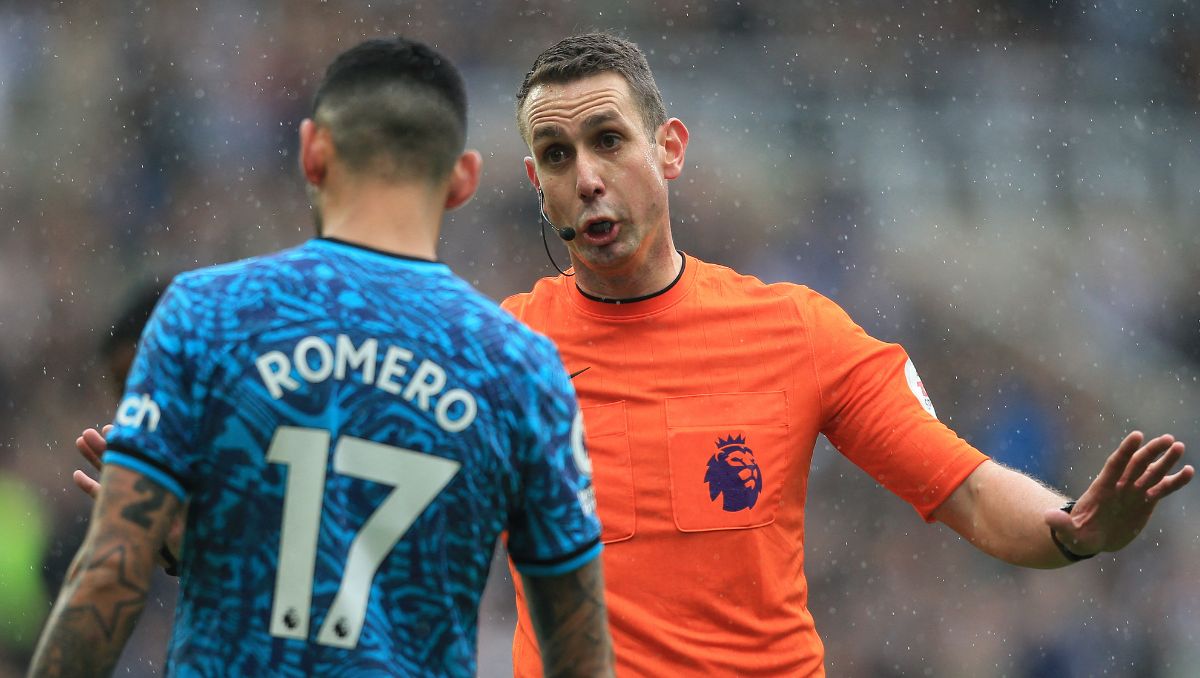 Árbitros de la Premier Leagues llevarán cámaras en la primera jornada (AFP)