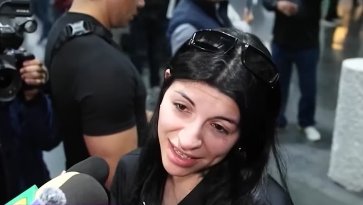 Cazzu protagoniza zafarrancho en aeropuerto por evitar a la prensa | ESPECIAL