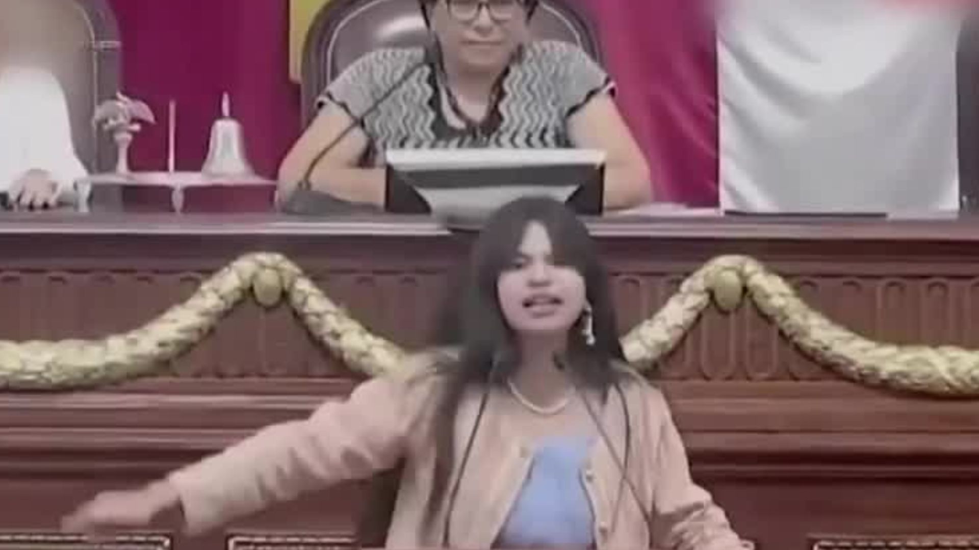 En la CdMx, una joven regaña a los legisladores de los partidos políticos por su inacción