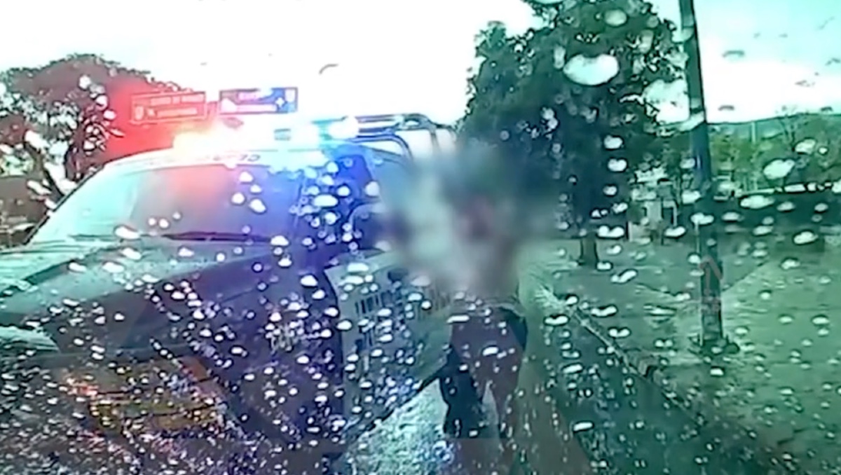Chofer de Uber ayuda a una mujer que fue agredida por un hombre | ESPECIAL