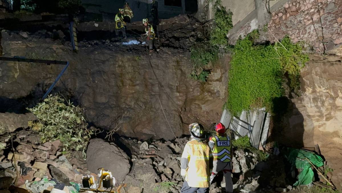 Deslizamiento de tierra y rocas ocurre en Ecatepec tras la caída de barda por fuertes lluvias.| Especial