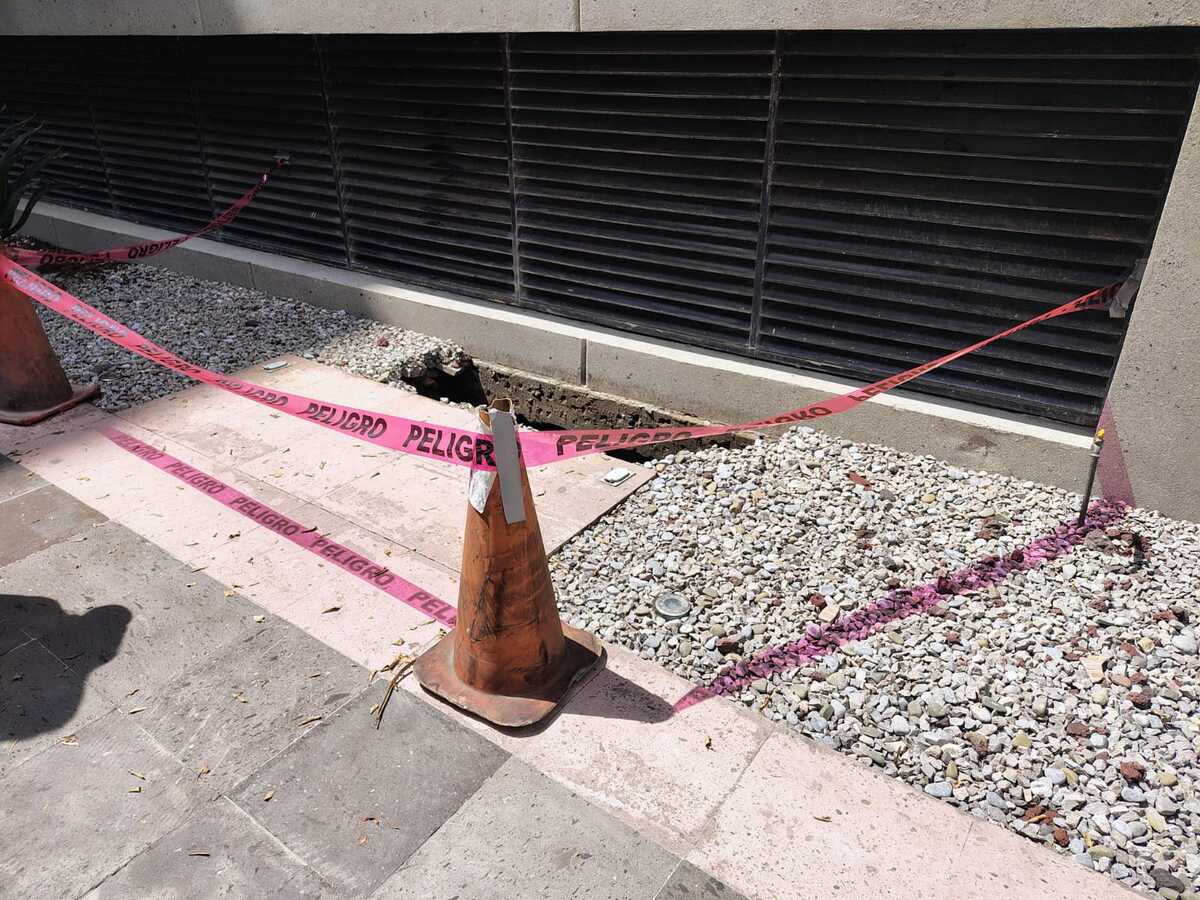 El socavón cuenta con dos metros de ancho y hasta seis de profundidad. | Especial