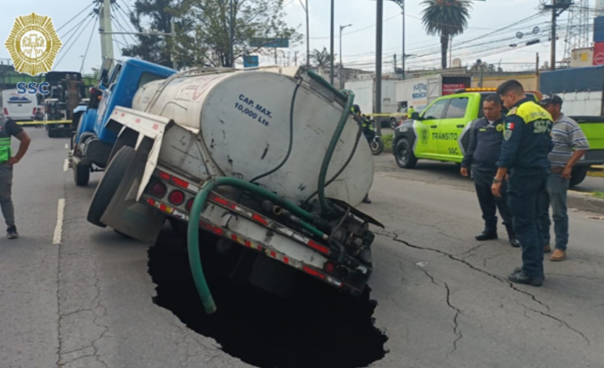 Los elementos de seguridad usaron una grúa para retirar la pipa. (Foto: @OVIALCDMX)