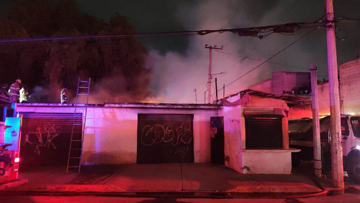 El incendio de la bodega de solventes se registró en la colonia Tolotzin I de Ecatepec. Foto: (Especial)