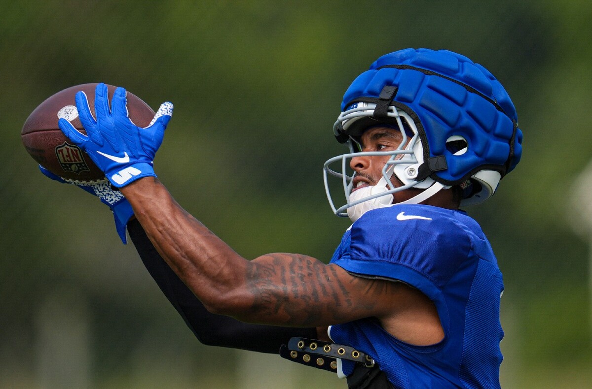 Josh Downs, wide receiver usa un casco contra conmociones cerebrales en una práctica de Indianapolis Colts (AP)