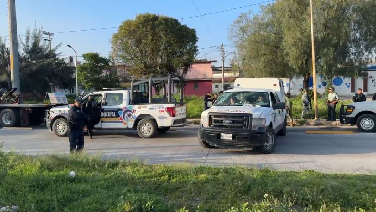La Policía mantuvo cerrada la vialidad Mexiquense mientras realizaban el levantamiento de los cuerpos. Foto: (Especial)