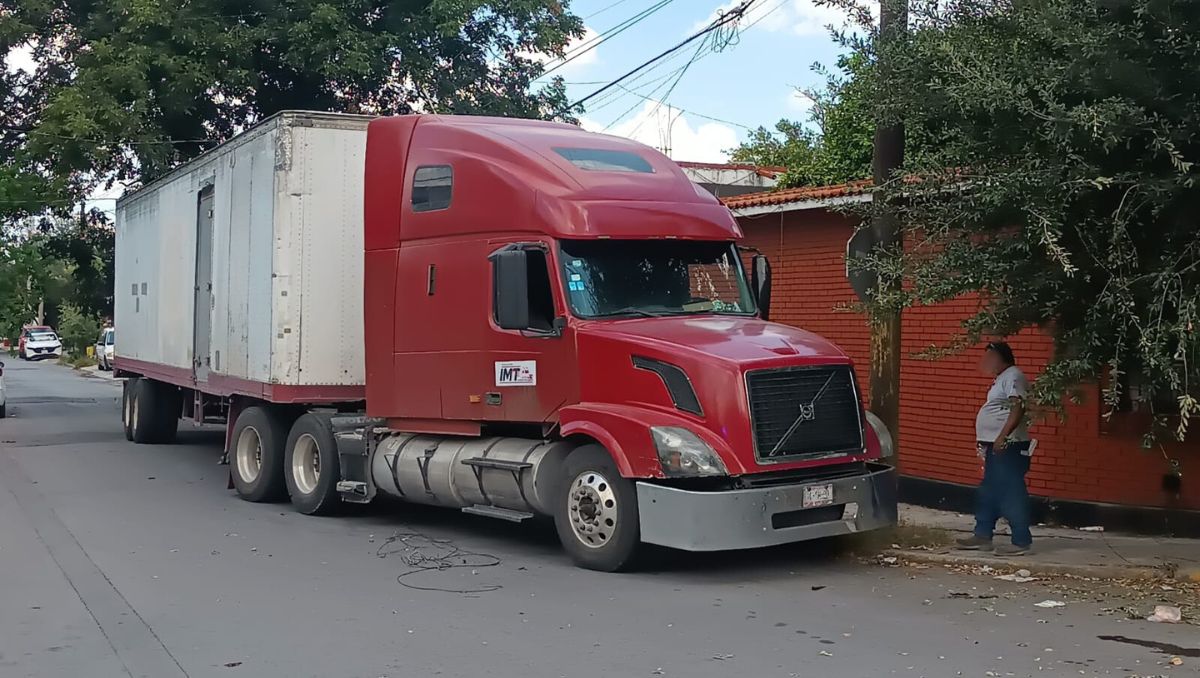 El tráiler involucrado en el percance es propiedad de la empresa Transportes y Servicios San José. | Israel Santacruz