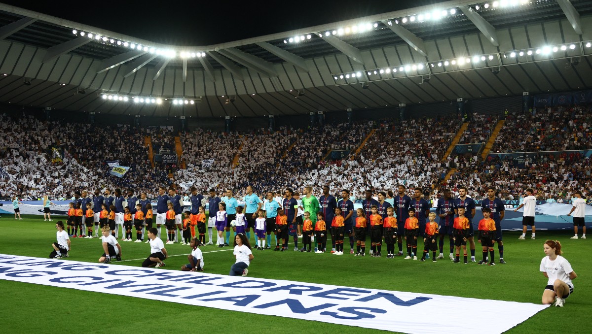 UEFA sacó una lona con un mensaje que, indirectamente, era dirigido hacia Israel (Reuters)
