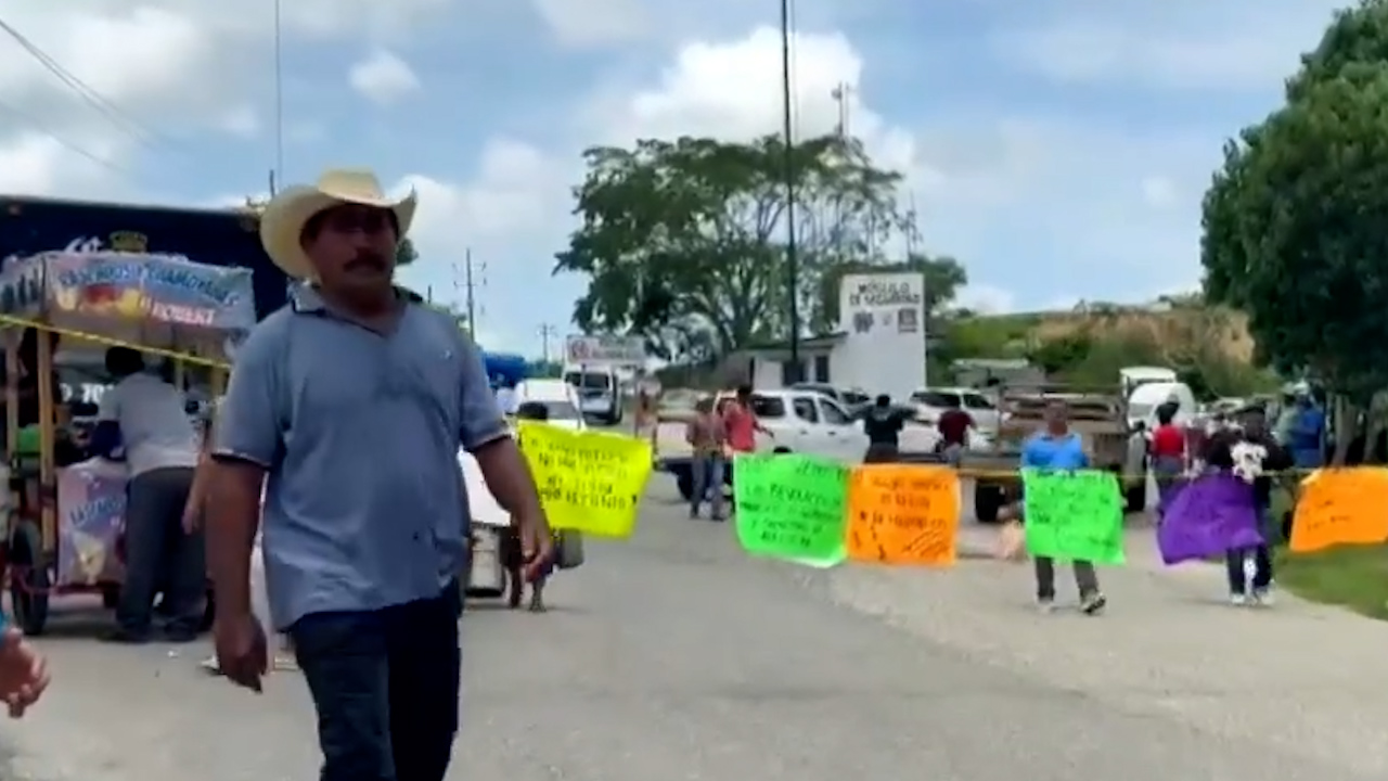 Agricultores de papaya bloquean carreteras en Oaxaca por falta de apoyo