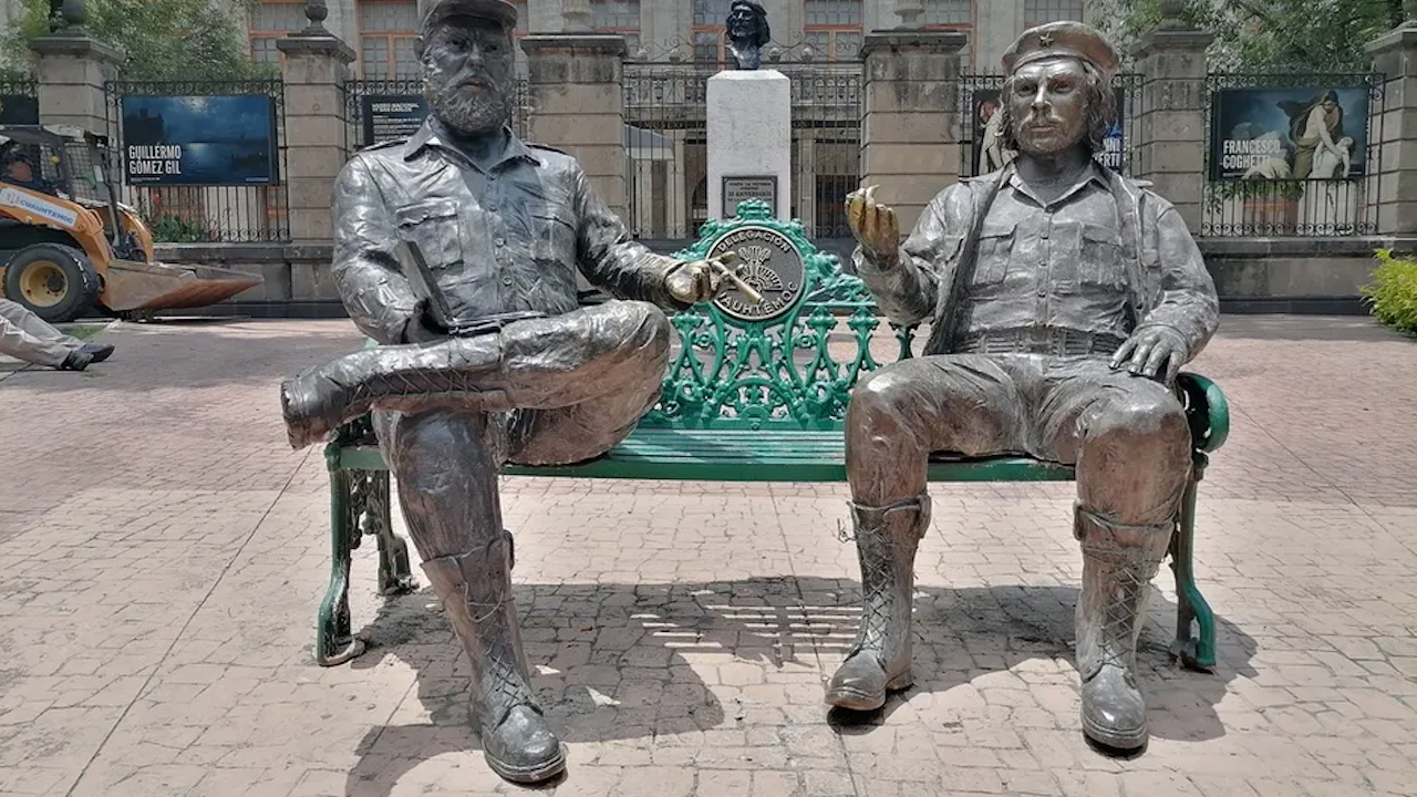Alessandra Rojo respalda retiro de estatuas de Fidel Castro y el Che Guevara