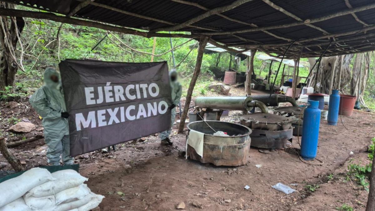 Las autoridades además aseguraron 2 mil litros de químicos usados para la elaboración de drogas. | Especial