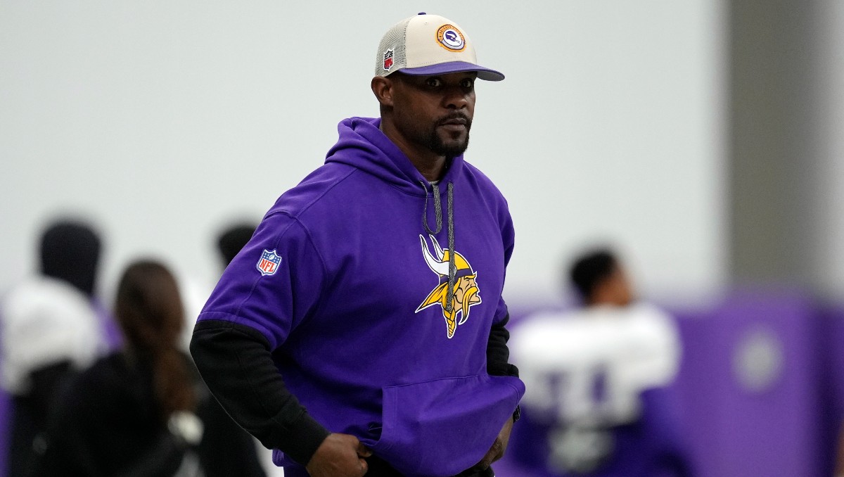 Brian Flores demandó a la NFL en 2022 y a varios equipos por racismo (AP)