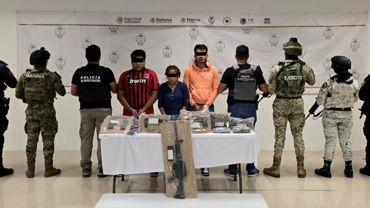 Detienen a ocho y aseguran 16 armas en operativo contra narcomenudeo en Playa del Carmen