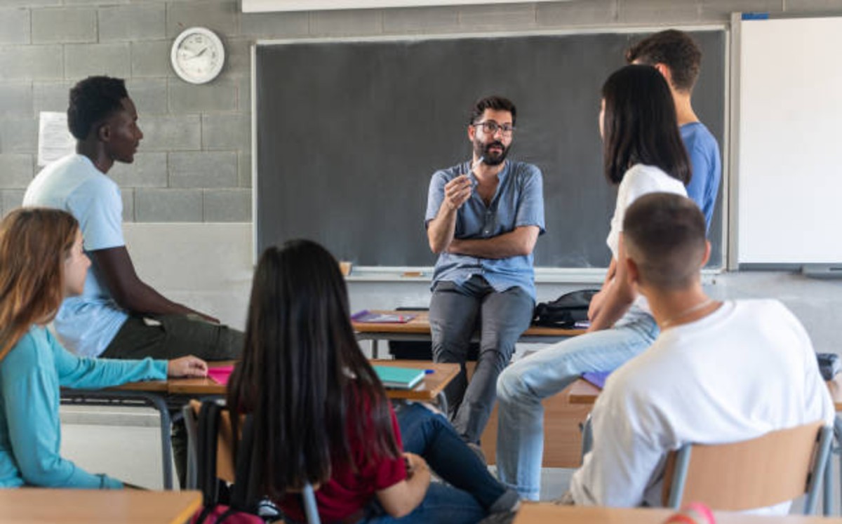 Evaluaciones indican que los estudiantes reportan sentirse más comprendidos por sus profesores. | Freepik