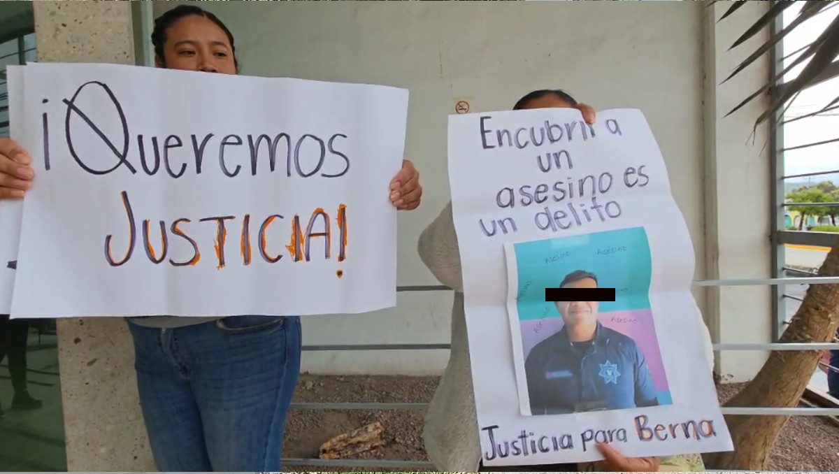 Familiares del policía Bernardino N. protestaron frente a los juzgados de Pachuca.