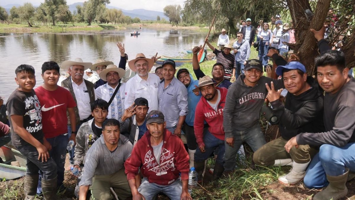 El gobierno de la entidad realiza trabajos para la recuperación del lago de Pátzcuaro, así como siembra de crías de pescado blanco. | Foto: Especial