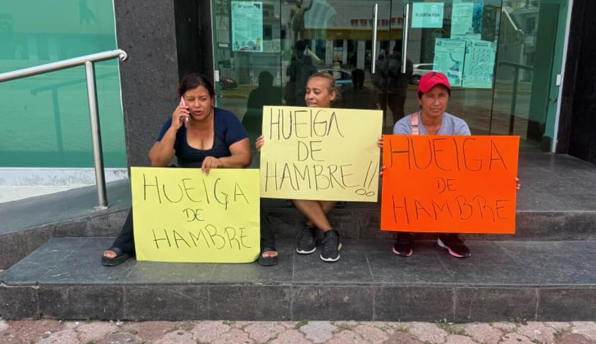 Grupo de oferentes incia huelga de hambre en la explanada de la presidencia municipal. | Alberto Cano