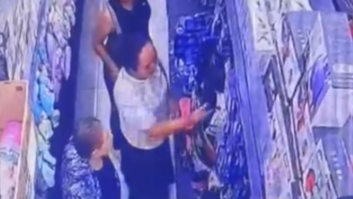 La ladrona salió del establecimiento con rumbo desconocido tras sustraer la cartera. | Especial