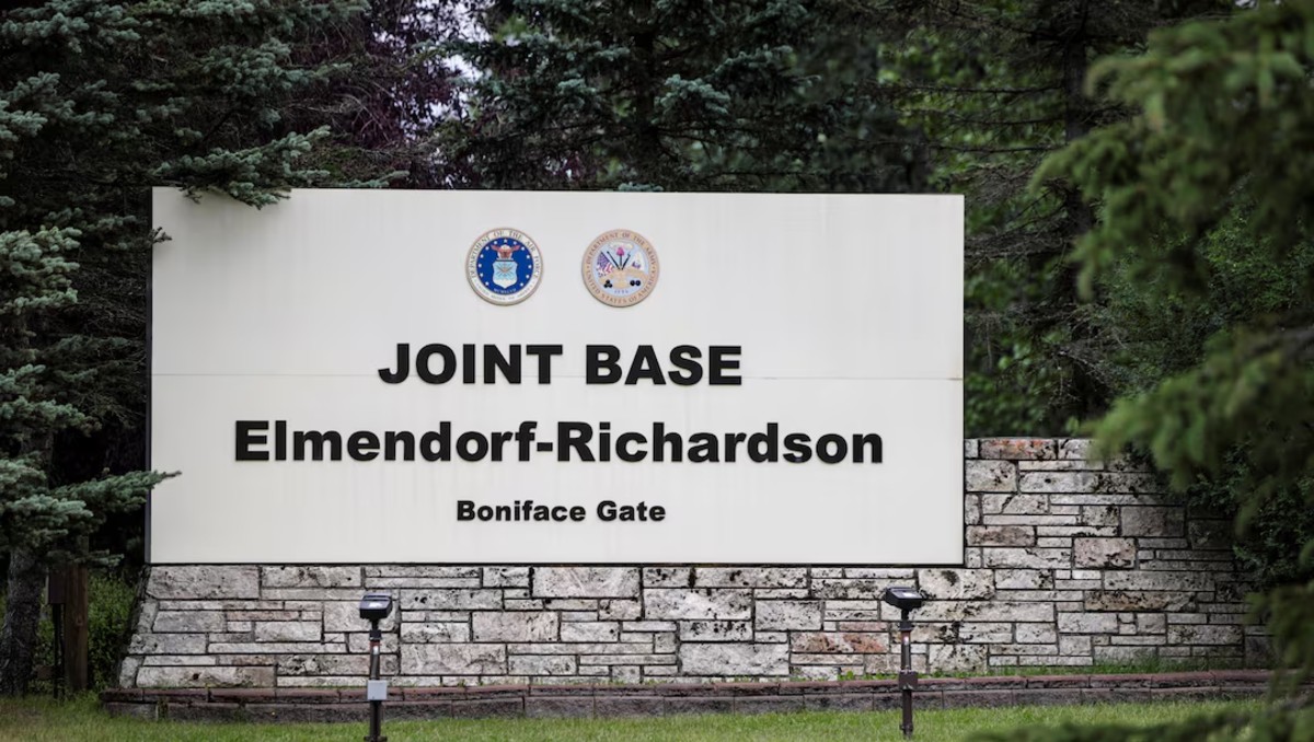 Letrero de la Base Conjunta Elmendorf-Richardson, donde se reunirán Trump y Putin