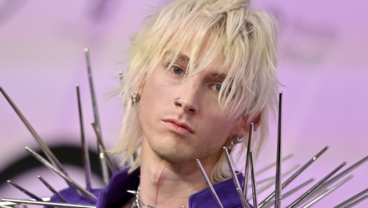 Machine Gun Kelly, cuyo nombre real es Colson Baker, ha sorprendido al público con una intrigante teoría sobre sus orígenes.