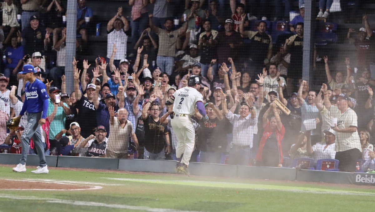 Matt McDermott celebra su carrera ante la fanaticada de Tecolotes en el Parque La Junta.