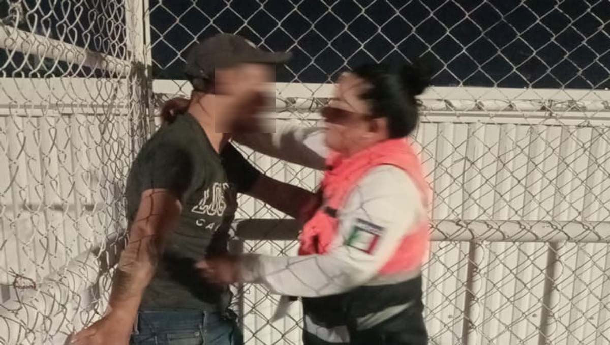 Tránsito de Torreón evita que hombre se arroje de puente en Torreón. l Especial