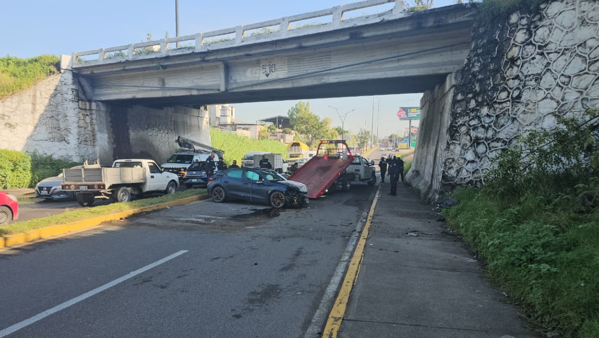 Vehículo cae de la autopista México-Puebla a la federal a Tlaxcala | Daniel Hernández