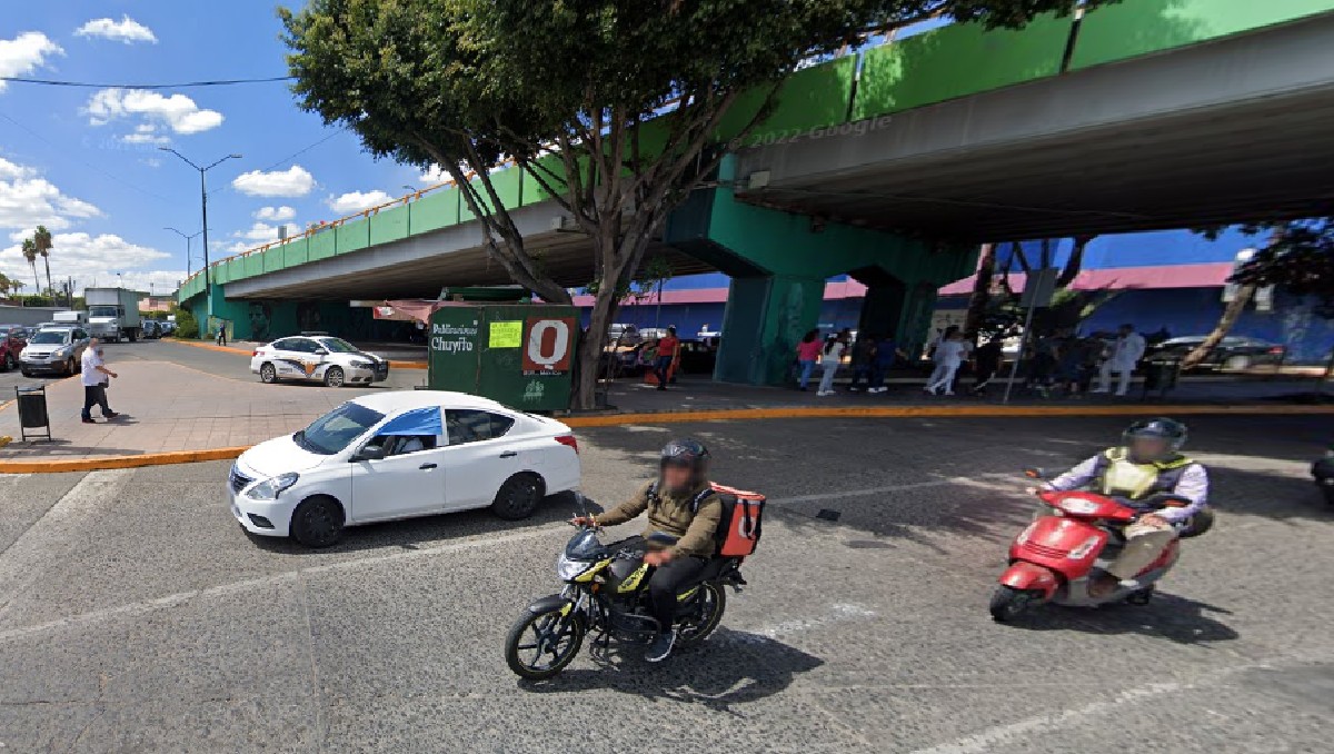 Bulevar López Mateos, justo bajo el puente de Insurgentes en León. | Google Maps.