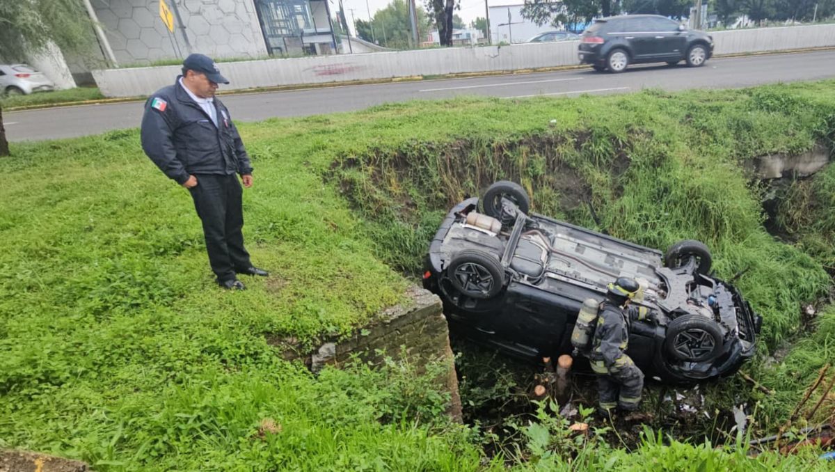 Cae a cuneta y abandona su vehículo en Recta a Cholula, Puebla | Daniel Hernández