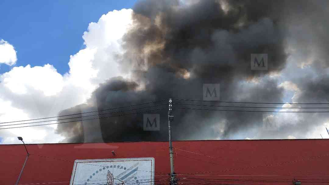 Columna de humo en fábrica de colchones por incendio. | Jorge Becerril