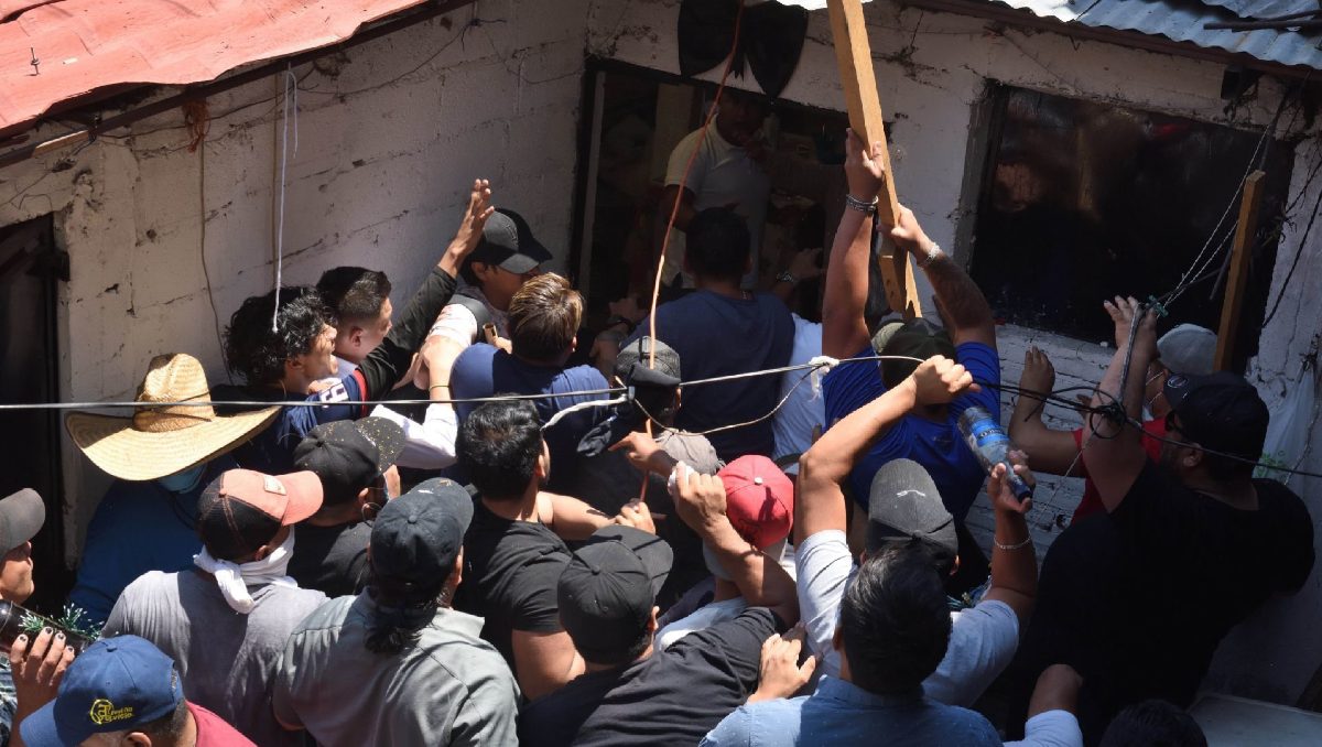 Decenas de pobladores sacaron a los sospechosos de su domicilio para lincharlos | Cuartoscuro
