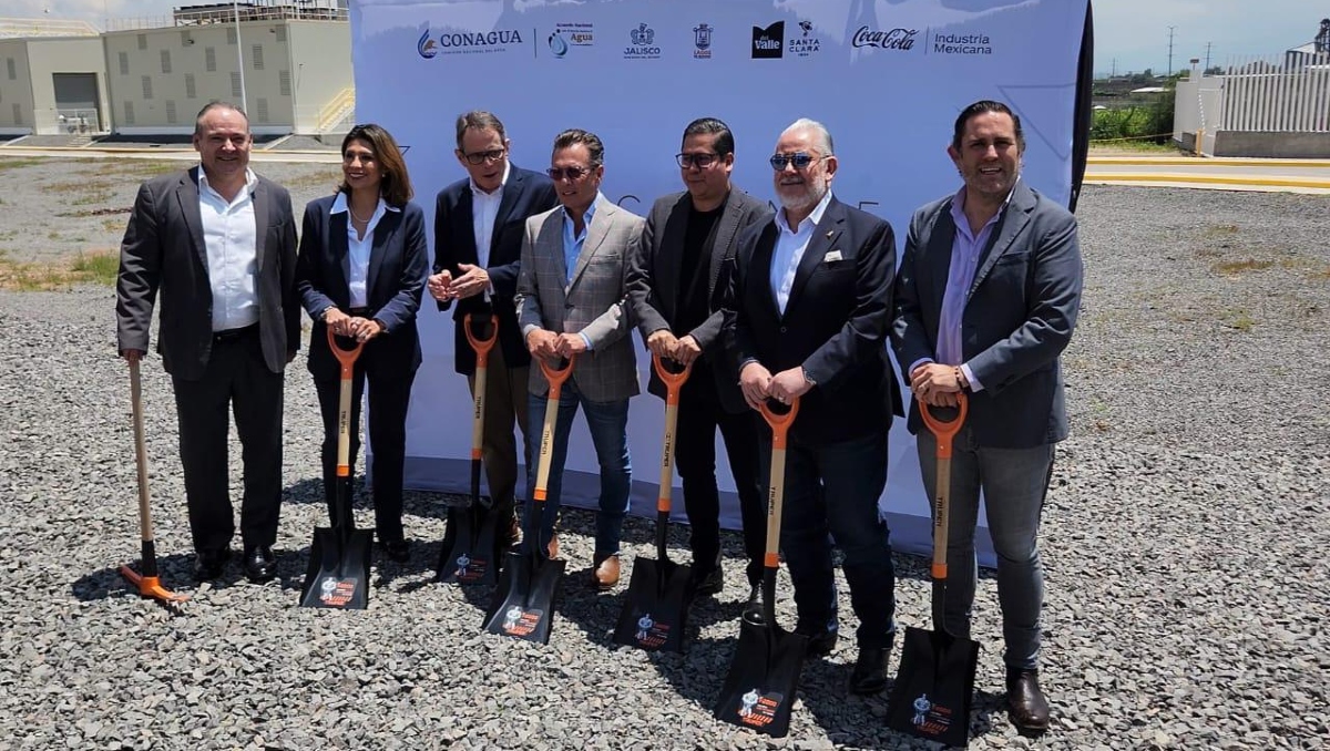 El gobernador Pablo Lemus acudió al acto protocolario de la embotelladora (Foto: Alan Castellanos)