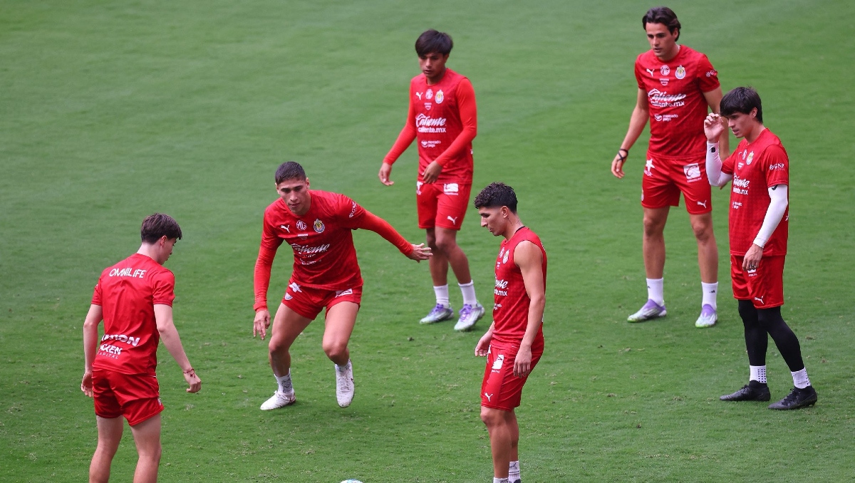 Miguel Tapias, al centro, es la novedad en la convocatoria del Rebaño (Foto: X @Chivas)
