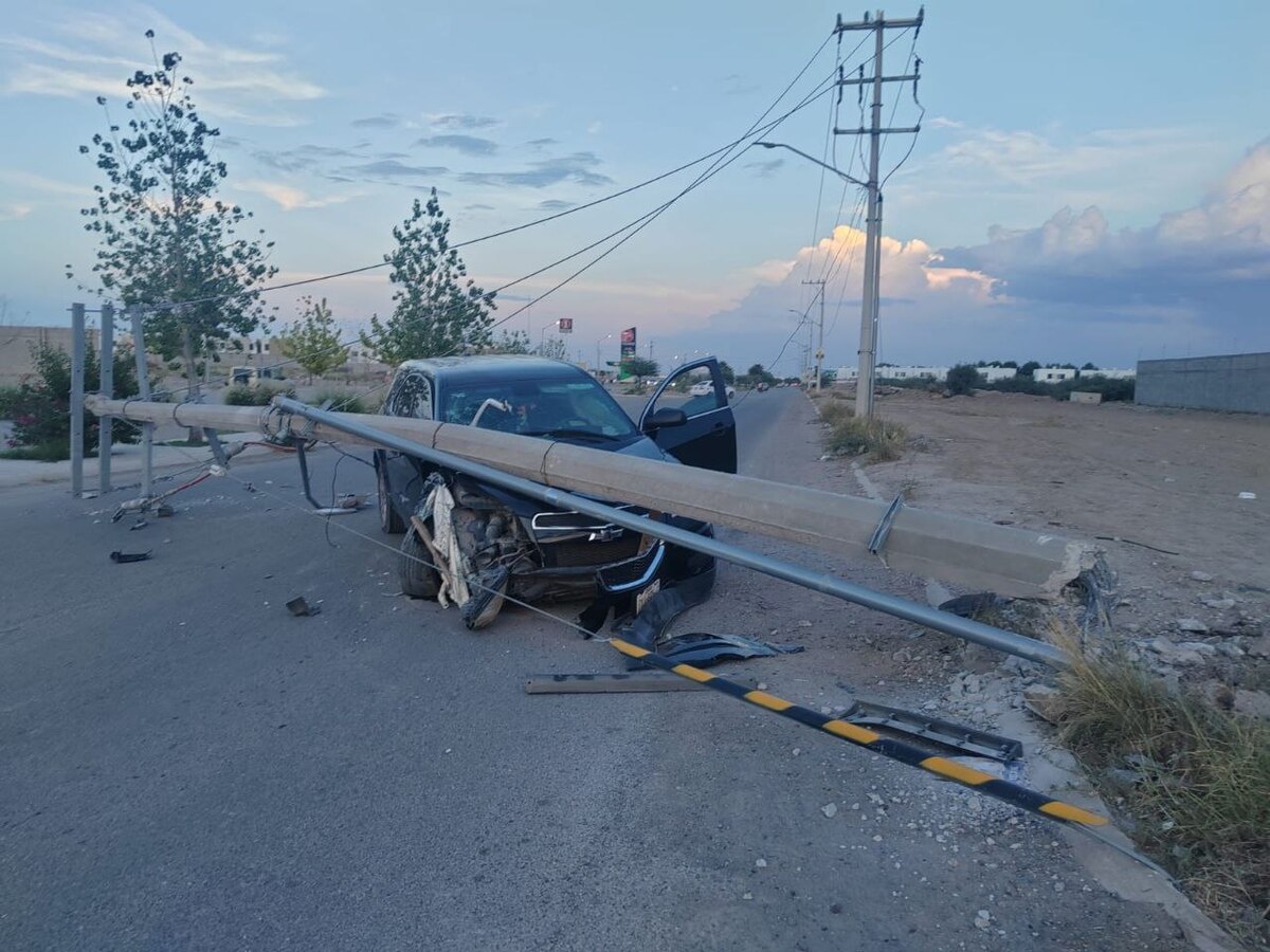 En Torreón, pierde el control y derriba poste en Viñedos. (Milenio Policía)