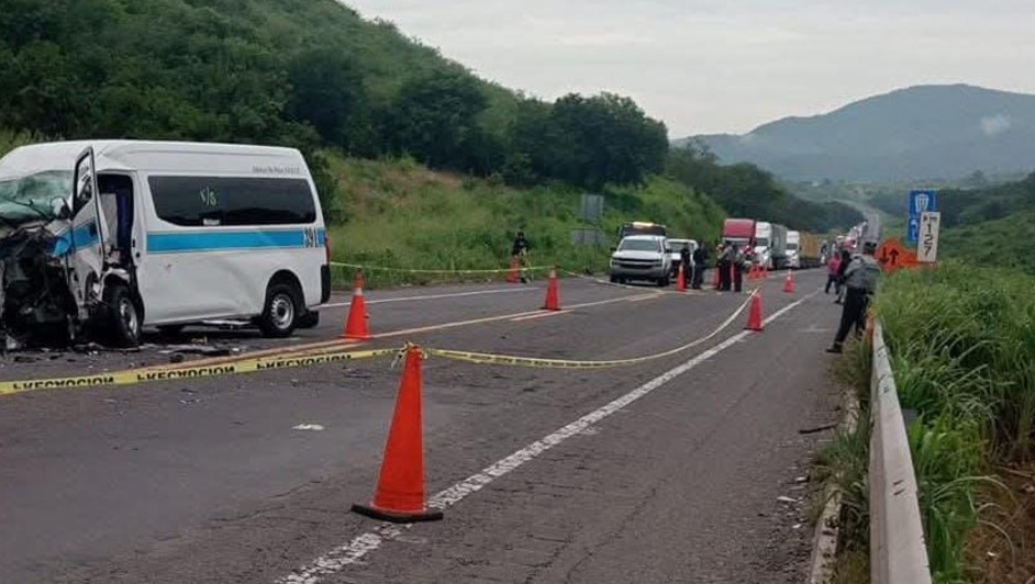 Combi se impacta contra camioneta en Uruapan-Nueva Italia; cuatro fallecidos | Especial