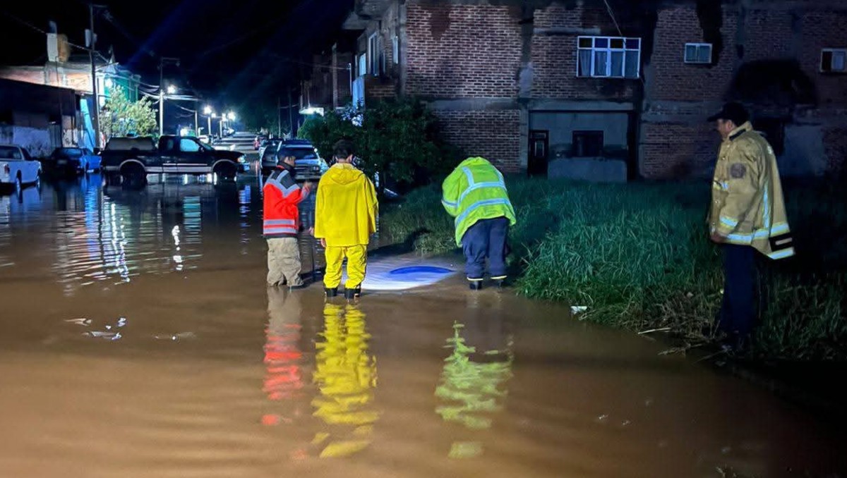 Equipos de emergencias se encuentran en la apertura de alcantarillas para reducir los niveles de agua acumulada. | Especial
