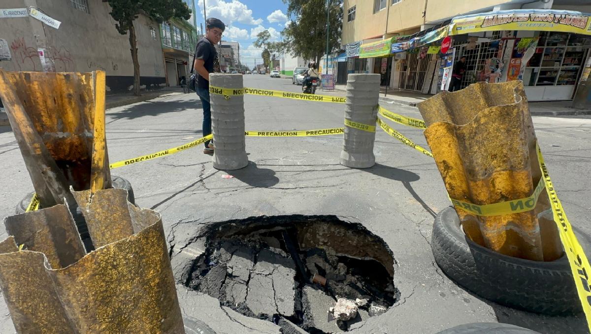 Fuertes lluvias generan socavón en calles Mañanitas y El Abandonado, cerca de la UTN en Nezahualcóyotl.| Especial