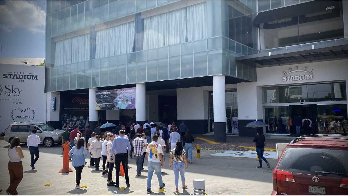 Una mujer de 27 años murió al caer desde varios pisos en la Plaza Stadium de León. | Foto de redes sociales.