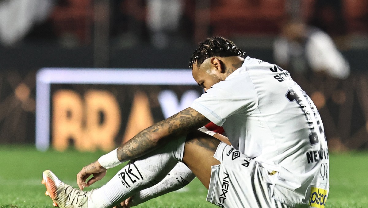 Neymar rompe en llanto tras la histórico goleada sobre el Santos de Brasil (Reuters)