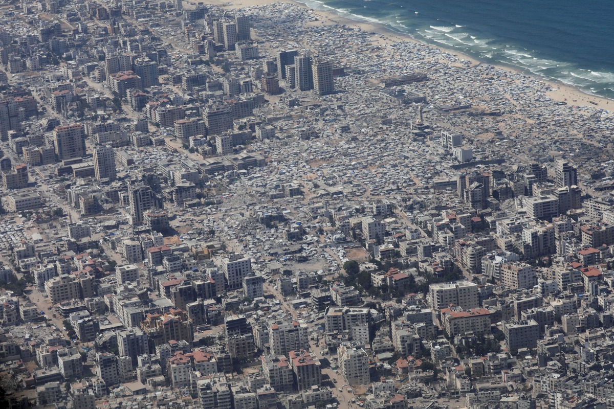 Una vista aérea desde un avión militar jordano muestra la Franja de Gaza. | Reuters