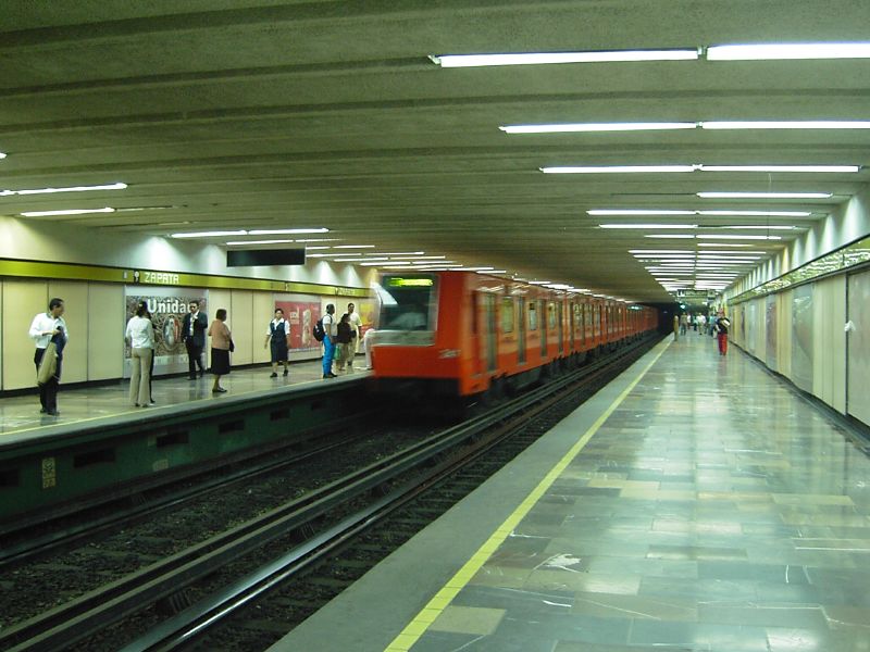 El hombre que originó la riña escapó de la estación.