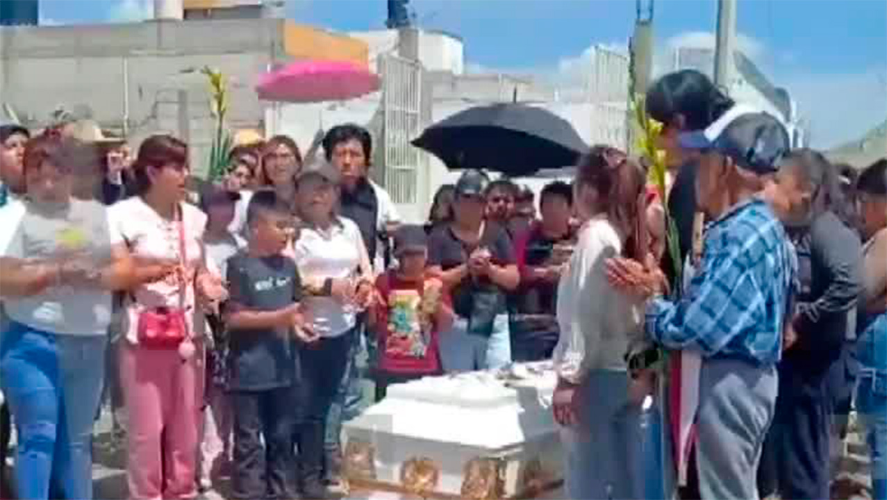 Familiares y amigos despiden a joven asesinada a balazos afuera del estadio Cuauhtémoc en Puebla