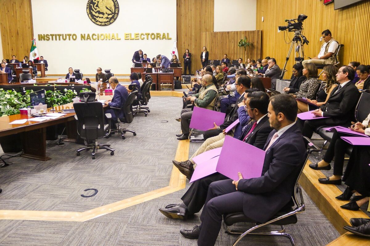 Durante la sesión del INE, la oposición exhibió que Morena es incongruente pues es "el partido más caro del mundo". | Cuartoscuro