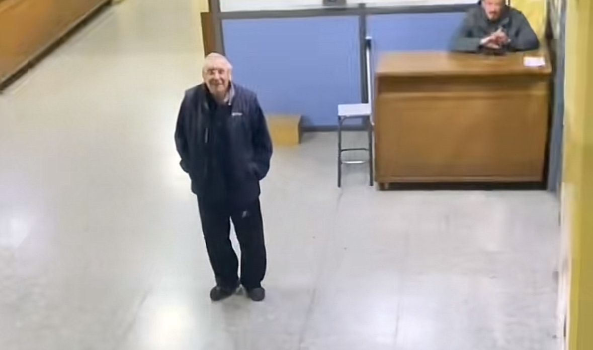 Los usuarios han mostrado su cariño y aprobación por el tierno gesto del abuelito a su nieta. | Especial