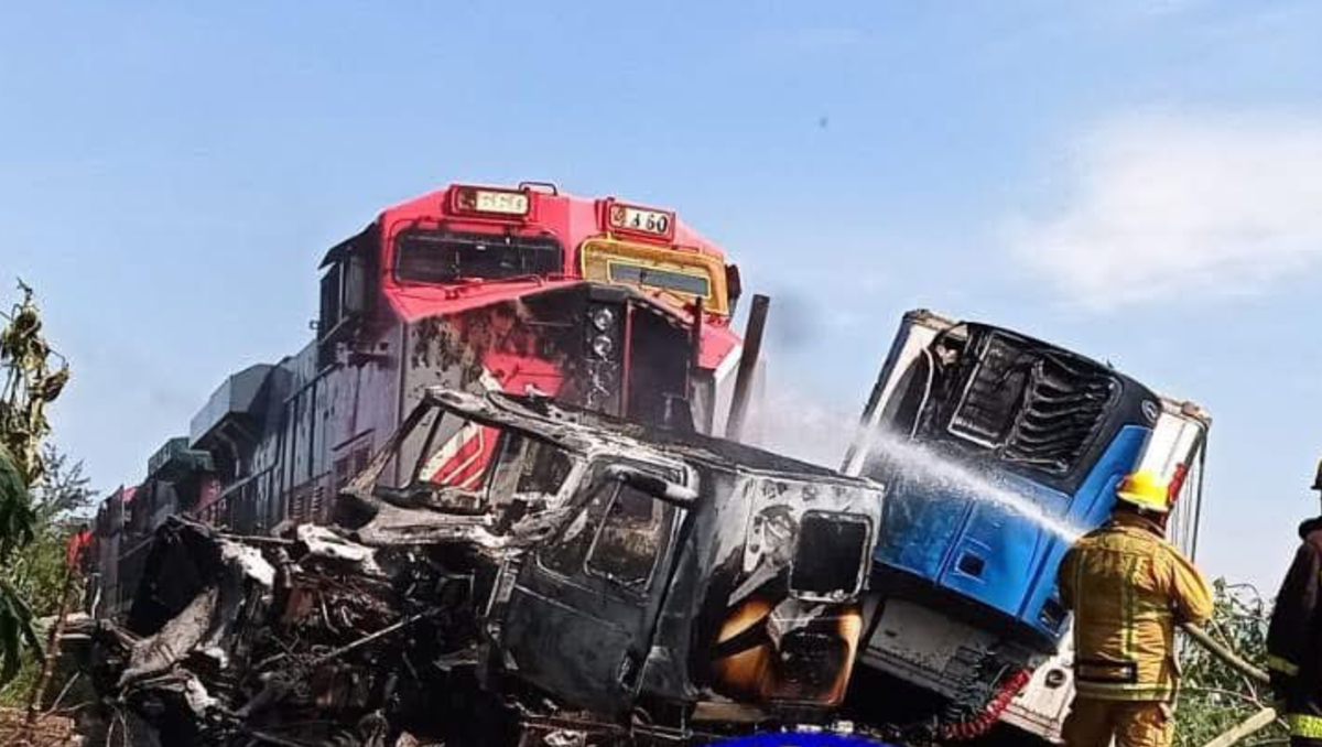 Así quedó la cabina del tráiler luego de ser impactada por el ferrocarril (Foto: Cortesía PC Tuxpan Jalisco)