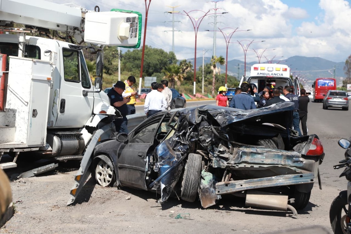 Grúa de la CFE y un automóvil particular chocaron sobre la carretera Pachuca-Actopan (Jorge Sánchez)