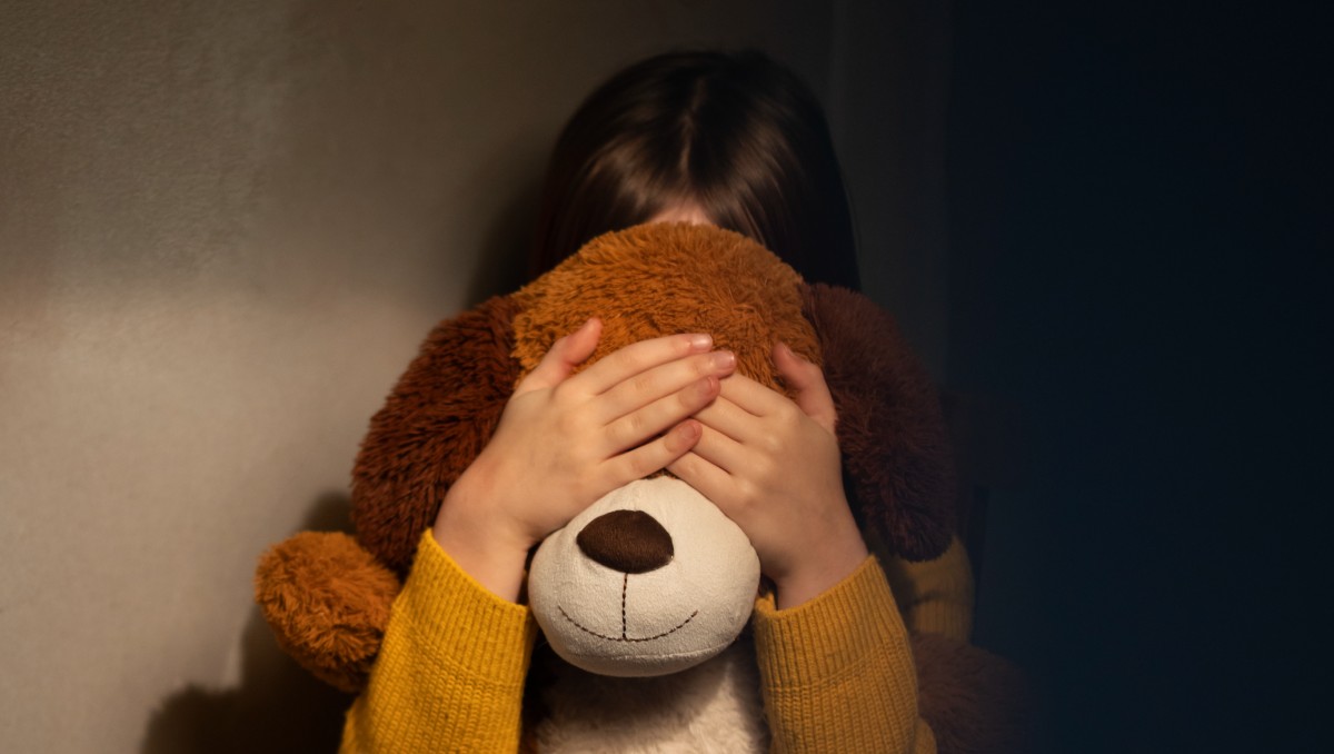 Hablar de sexualidad con nuestros hijos puede prevenir que se expongan a abusadores sexuales | Freepik