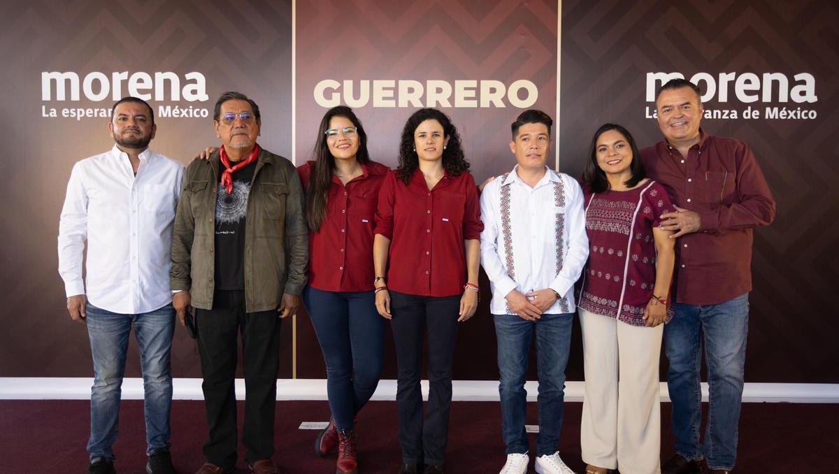 Luisa María Alcalde con militantes de Morena. | Foto: Especial