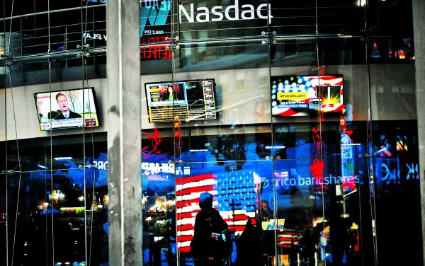 Los precios se inflan de manera artificial antes de vender abruptamente. REUTERS