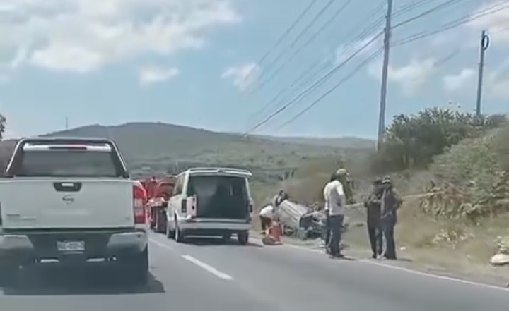 Vuelca auto a la altura de El Arenal. (Guadalupe Trejo)